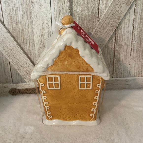 Potter’s Studio Gingerbread Canister - Picture 3 of 13